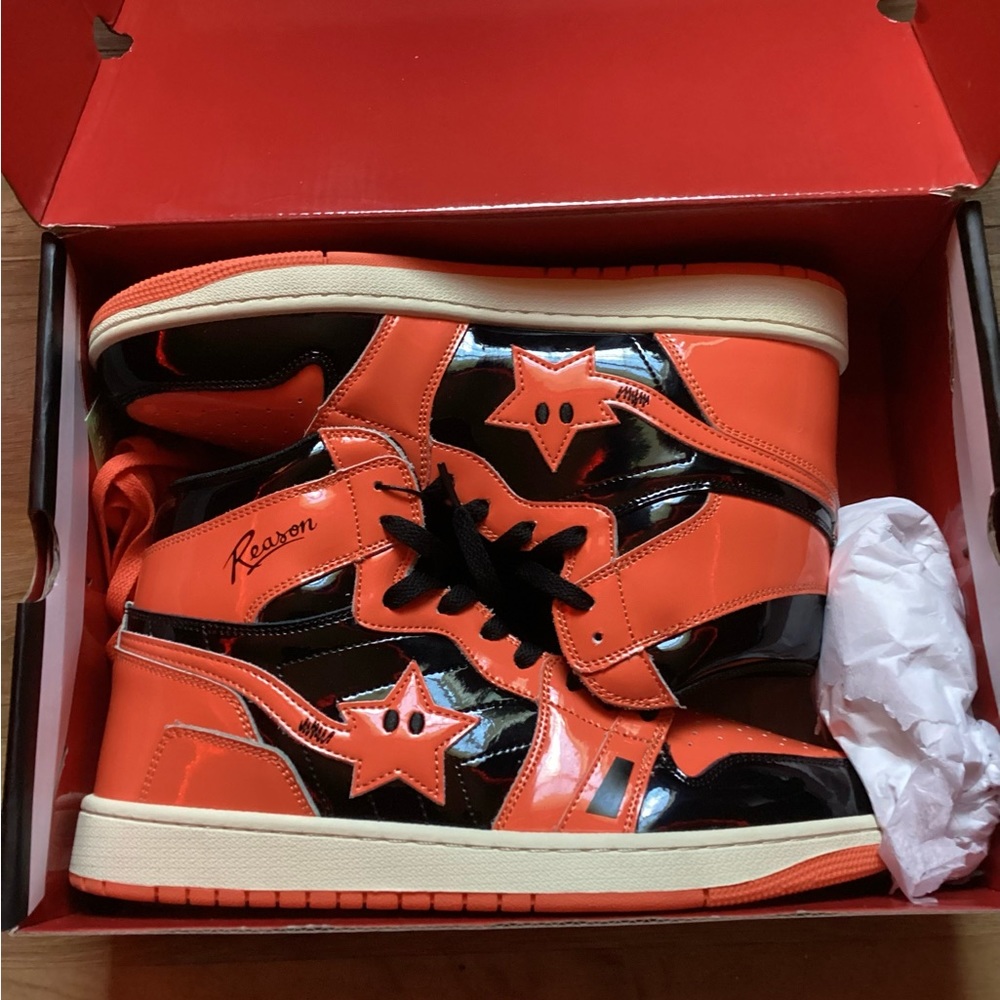 Shooting Stars Patent Leather Sneaker. - Picture 4 of 4